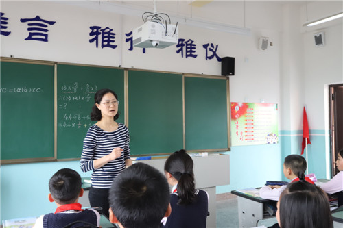 3.黄小毅老师在为学生讲课。.jpg