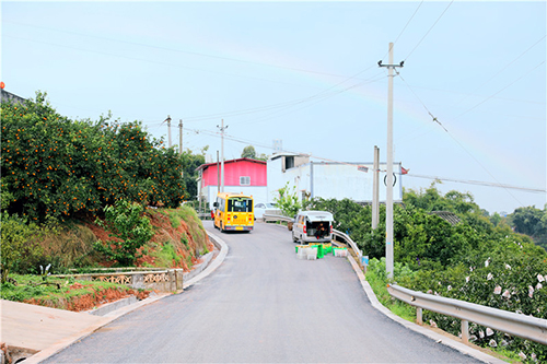 改造后的“黄江路”宽敞整洁。AA.jpg