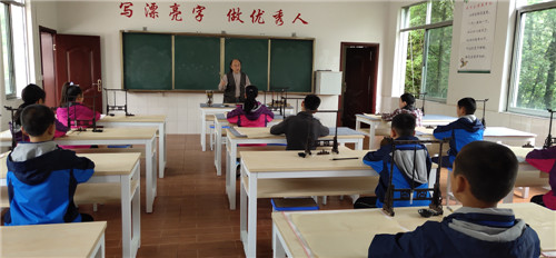 青神县“书法进校园”活动走进瑞峰小学