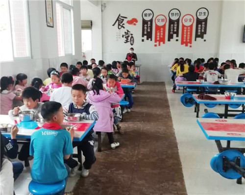 永胜学校积极落实领导陪餐制 