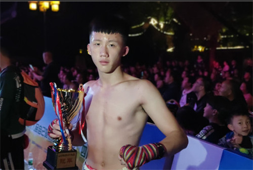 来自眉山苏辙中学的金夕淼获得同级重冠军11.jpg