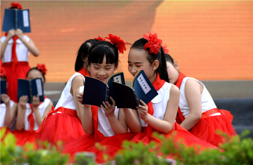 2019年4月17日,通江县实验小学学生在阅读《唐诗三百首》等国学经典。程聪摄 (4)_副本.jpg 2019年4月17日,通江县实验小学学生在阅读《唐诗三百首》等国学经典。程聪摄 (4)_副本.jpg