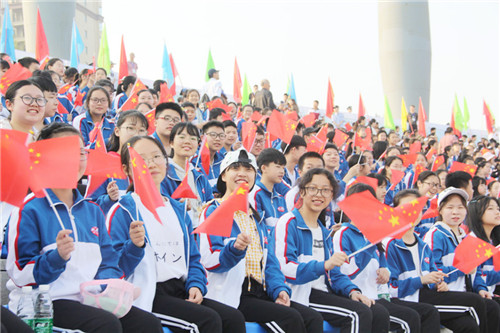 学生观众舞旗喝彩.jpg