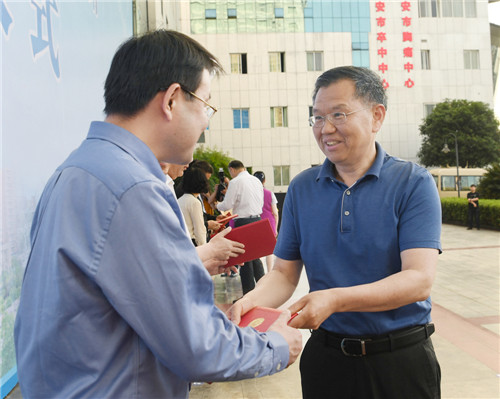 李建勤为专家颁发聘书.jpg