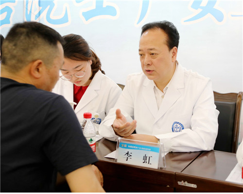 专家为群众义诊.jpg