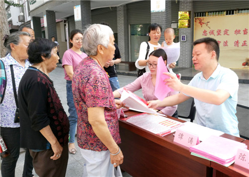 张强一边发资料一边答问.jpg