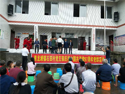 第一书记出资慰问老党员_副本.jpg