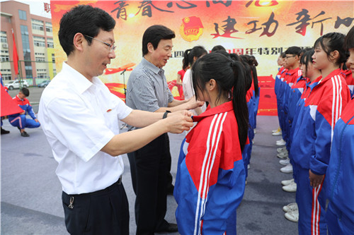 佩戴团徽.jpg