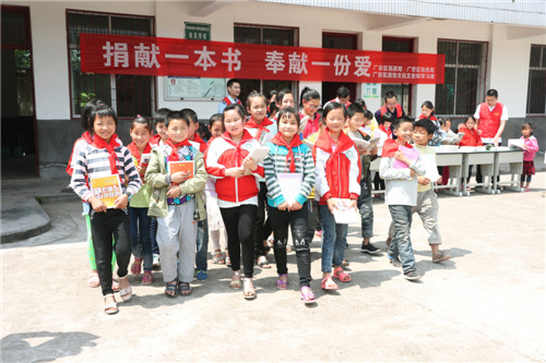4月22日，偏僻的广安市广安区肖溪镇竹山小学黄土村小的留守学生正喜滋滋地将爱心人士赠送的图书拿回家。.jpg