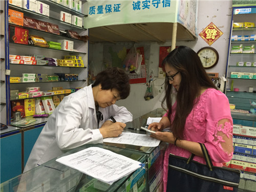 普查员王梦薇正在与药店业主核实数据并进行系统录入.jpg 普查员王梦薇正在与药店业主核实数据并进行系统录入.jpg