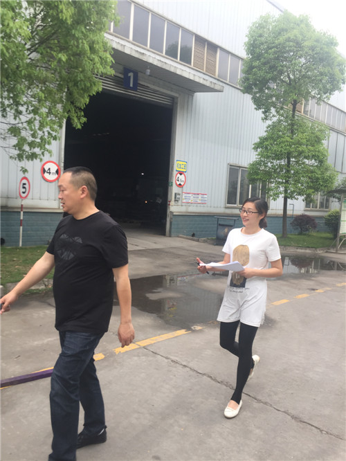 冒着午间烈日,跟随团队一起入企业核实普查数据.jpg 冒着午间烈日,跟随团队一起入企业核实普查数据.jpg