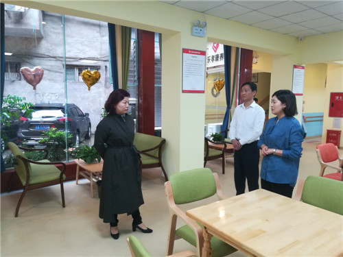 毛金花了解嵌入式养老中心运营情况.jpg