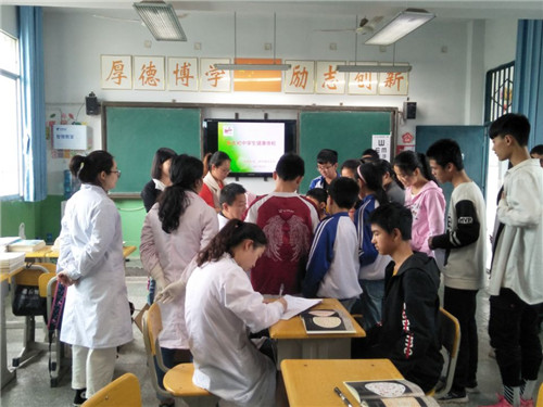 船山区新桥镇中心卫生院深入学校开展健康体检活动