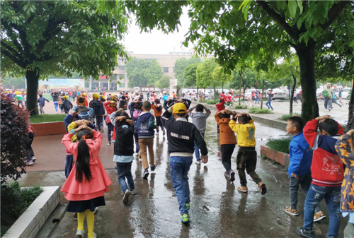 代市小学开展地震疏散演练