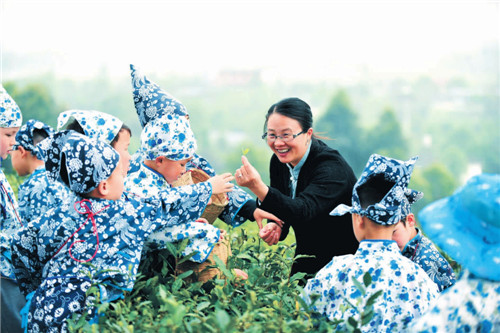 陈翠琪为幼儿园的小朋友讲解采茶知识_副本.jpg