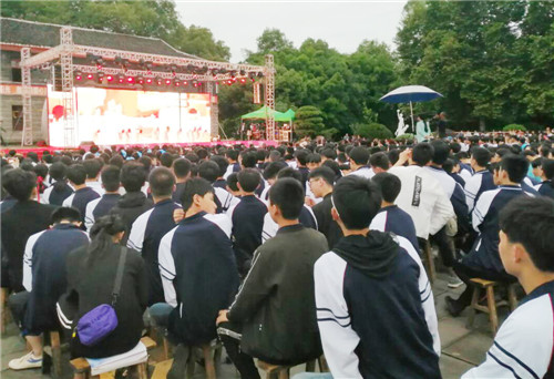 武胜中心中学举办庆五四文艺晚会图片四.jpg