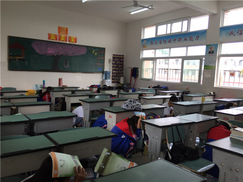 2019年彭山职高5·12防灾减灾应急疏散演练 (3).jpg 2019年彭山职高5·12防灾减灾应急疏散演练 (3).jpg