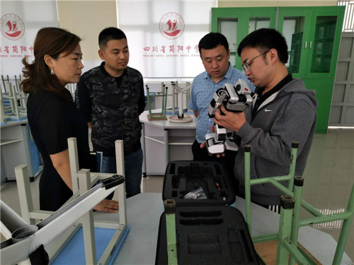 简阳市科协调研学校科普工作