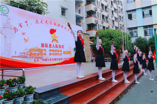 2.队歌手势舞.jpg 2.队歌手势舞.jpg