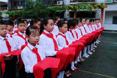 4.老队员手捧红领巾.jpg 4.老队员手捧红领巾.jpg