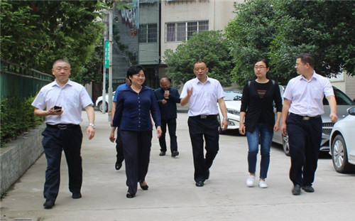 南江县人大常委会副主任李玉君到南江县职业中学调研