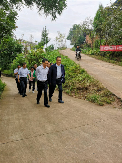 011-中国电信眉山分公司党委书记、总经理符美辉前往石田村调研指导对口扶贫工作.jpg