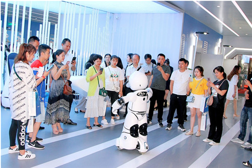 6.观展群众在综合智能信息服务体验中心体验，与机器人小天、小翼交流互动.jpg