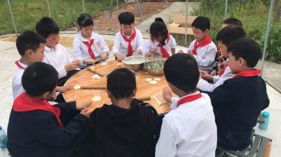 巴中市中坝小学开展低年级研学旅行活动