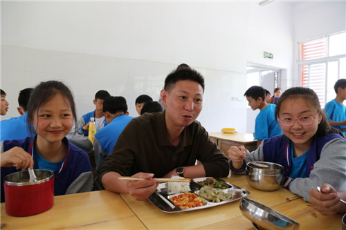 校长陪餐 让孩子吃得放心