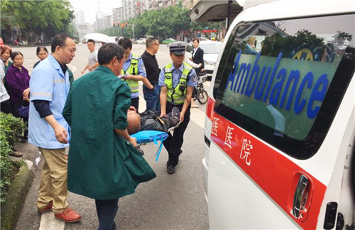 邻水县公安局交警救助一名醉汉获点赞