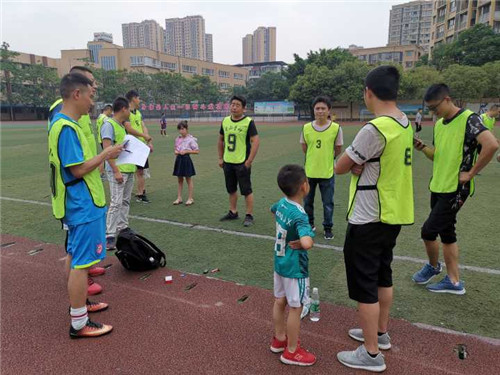 青神县实验小学成立家长足球队
