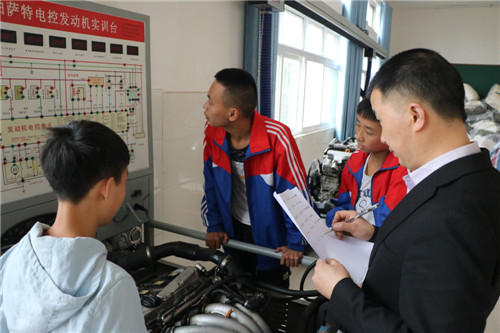彭山职高第四届学生综合素质大赛发动机检测比赛.jpg