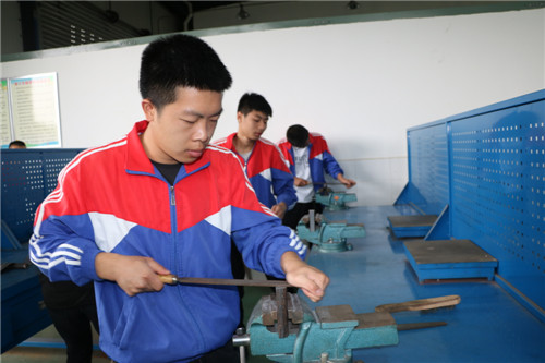 彭山职高第四届学生综合素质大赛钳工比赛.jpg