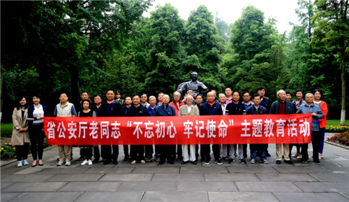 铜像广场合影.jpg