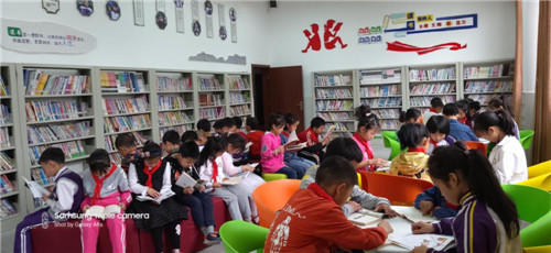 学生在图书阅览室阅读.jpg