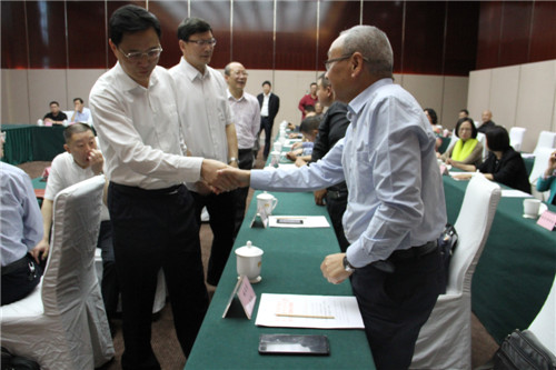 余先河与老专家亲切握手交谈.jpg