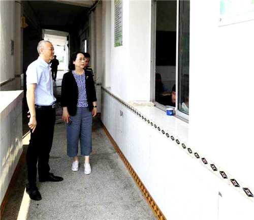 校长梁书明陪同视察.jpg