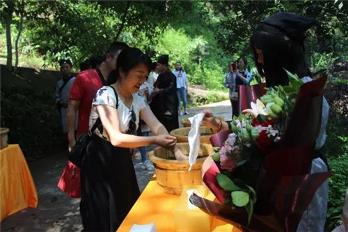 端午习俗——艾草水洗手。.jpg