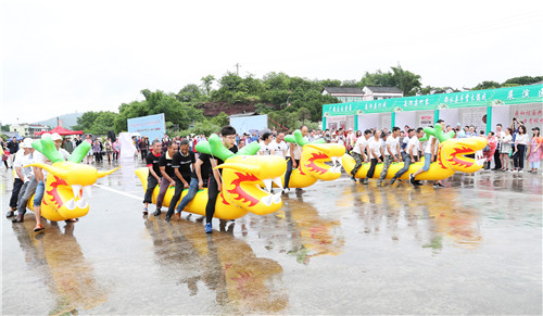 村民参加旱地龙舟赛.jpg