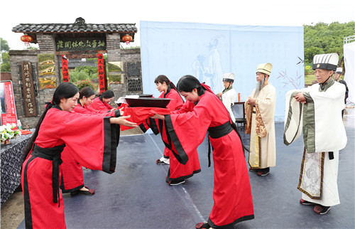 举行祭拜爱国先贤屈原祭祀活动.jpg
