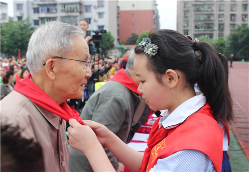 东方小学校举行“六一”庆祝活动