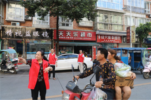 丹棱县社区党员为高考日夜护航
