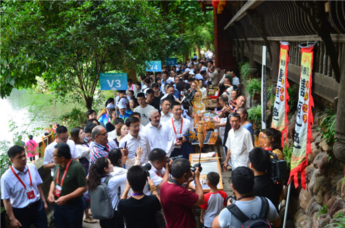 嘉宾们在柳江参观（李代华摄） (1).jpg