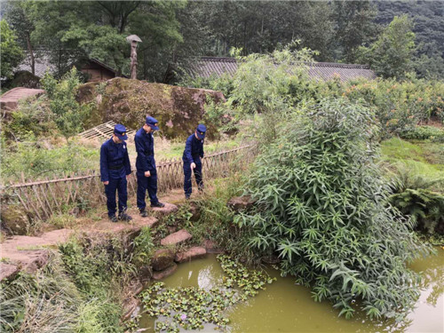 消防队员对景区周边水源进行排查.jpg