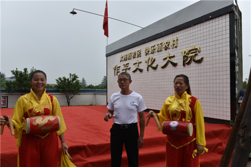 王作平指导村民练习（张艺达摄）.jpg