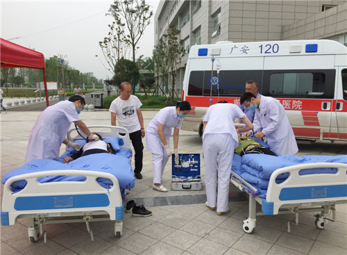 图为前锋区人民医院120转运救护病人.jpg