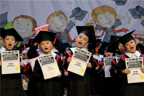 6.泸州市纳溪区幼儿园的孩子们手捧印有班级合影的《毕业证书》唱响《毕业歌》。_副本.jpg
