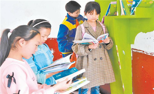 校园楼道有了图书架