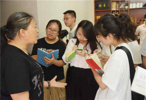 高新社区居民任诗菊带领记者一行参观她的新家.jpg