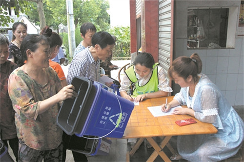南城镇：发放分类垃圾桶 改善农村人居环境